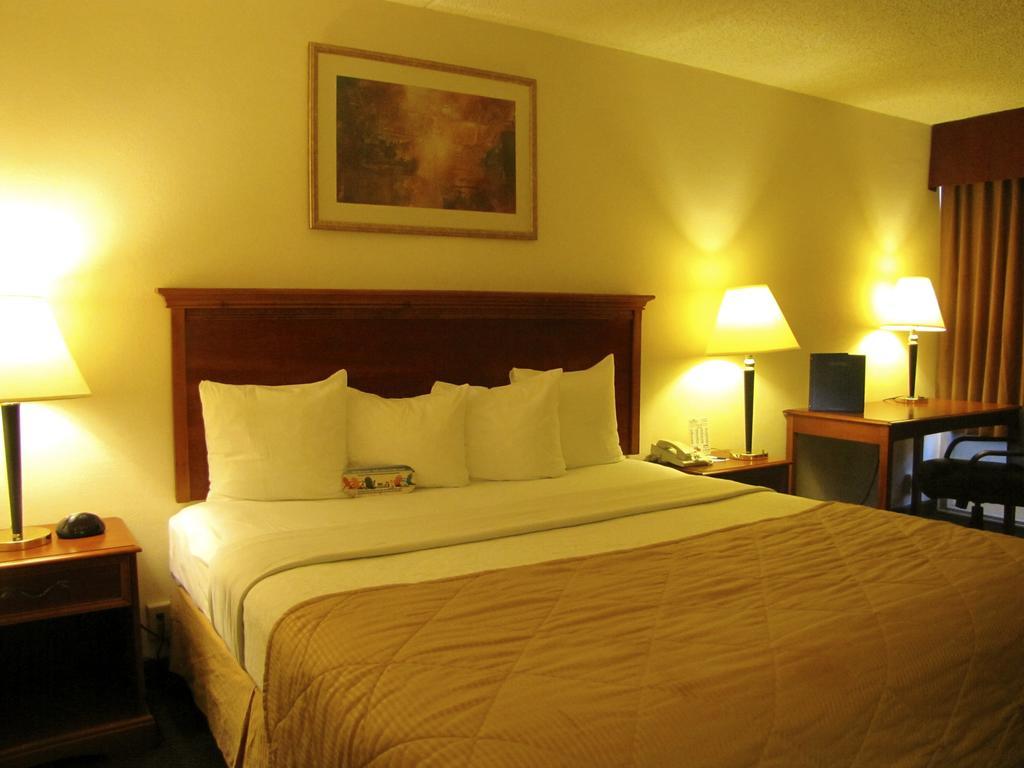 Baymont Inn & Suites Clearwater Zimmer foto